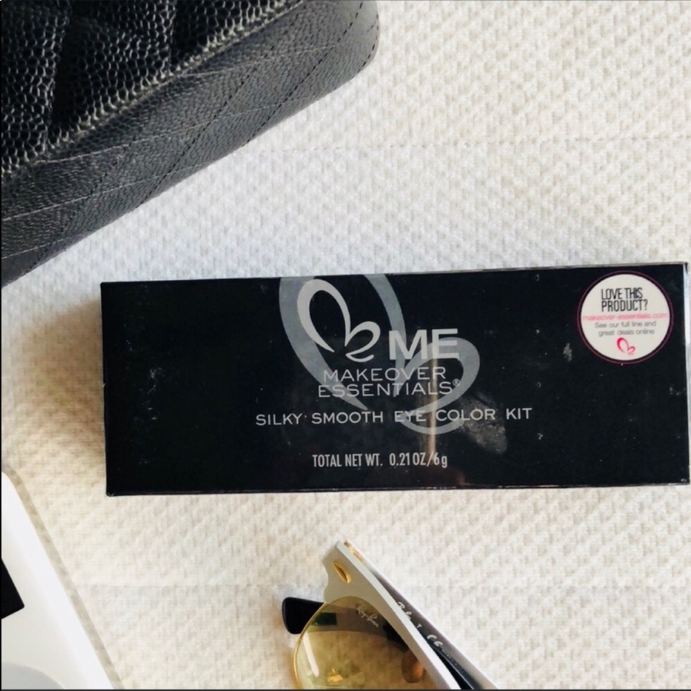 ME New Makeover Essential Silky Smooth Eyeshadow